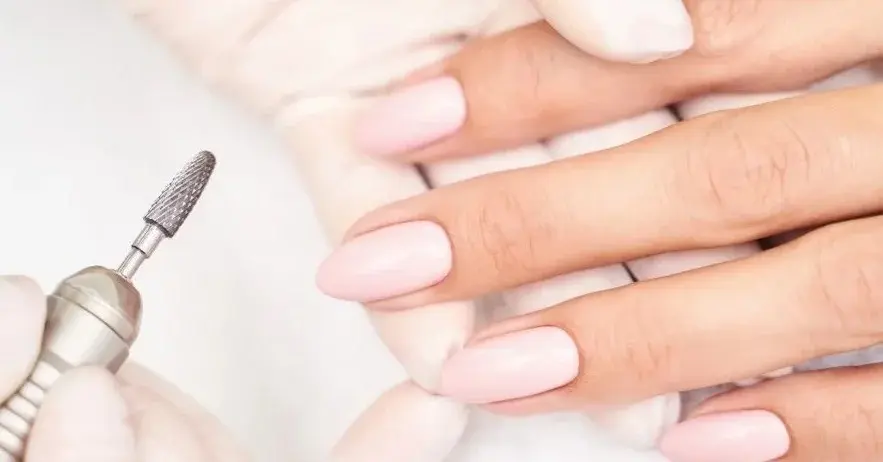 Kosmetyczka robi Trwały manicure