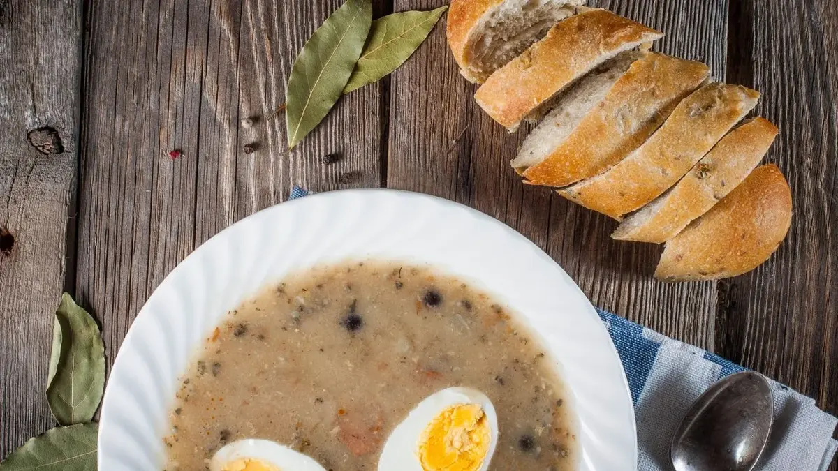 żurek z jajkiem na wędzonce i chleb