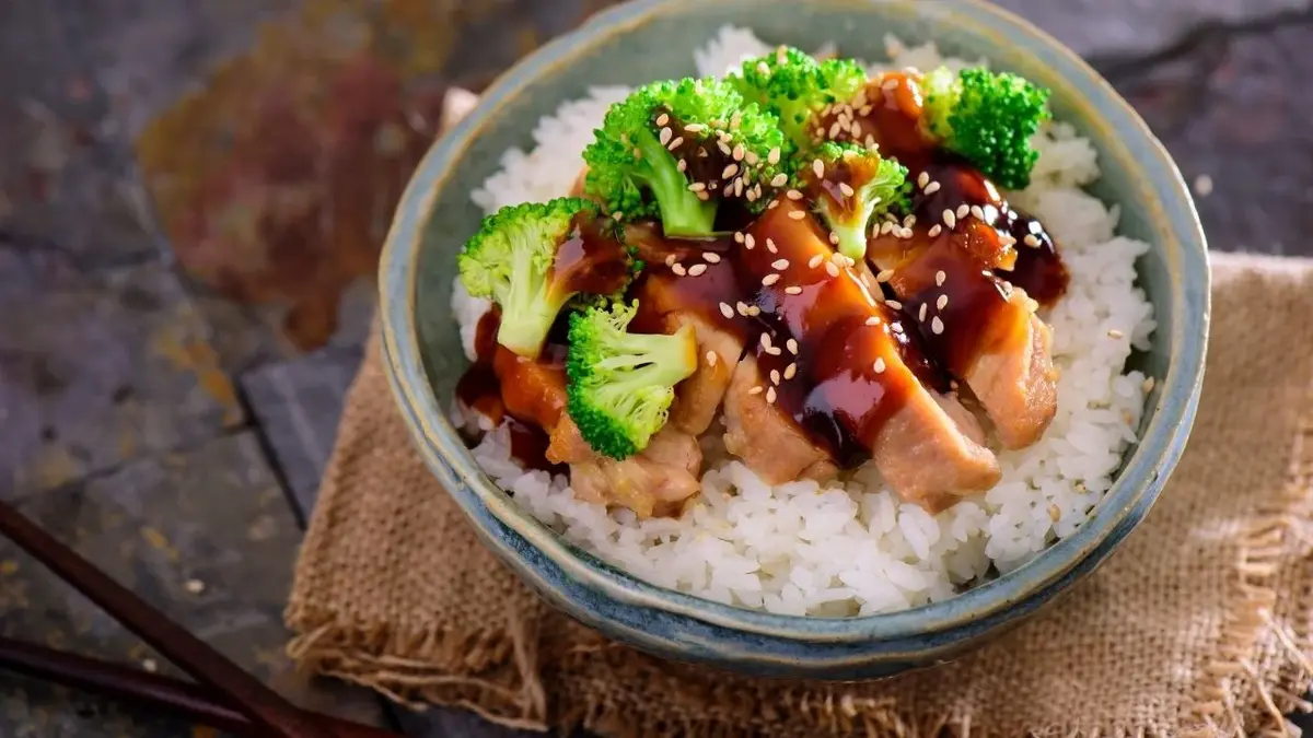 kurczak teriyaki podany z ryżem