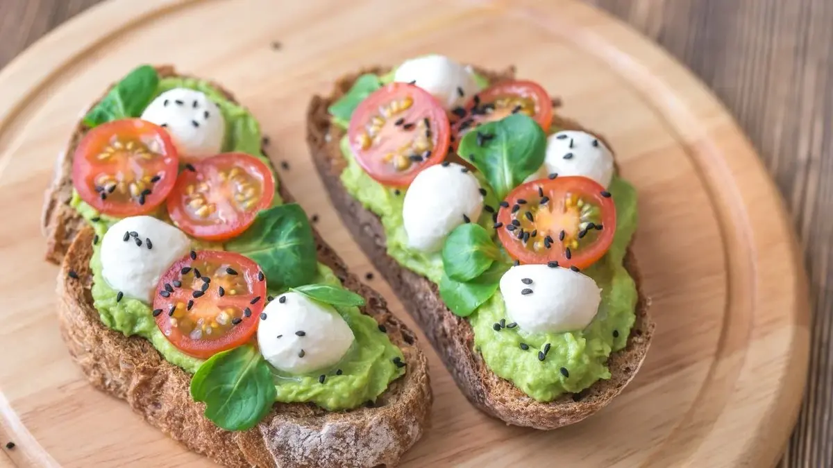 kanapki z pastą awokado  pomidorami i mozzarellą