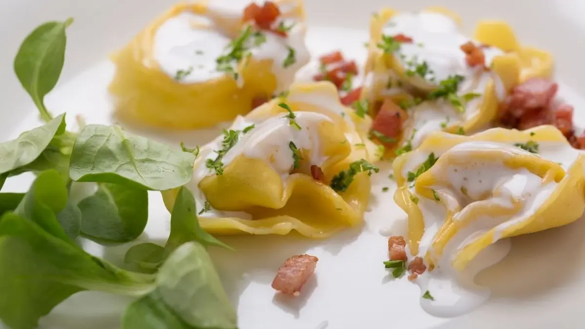 tortellini podane z sosem i szynką