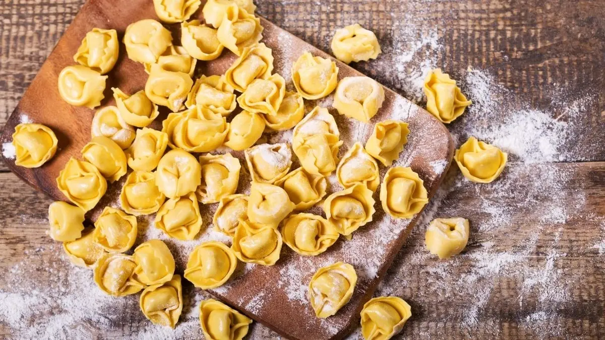 tortellini z ciasta na drewnianej desce