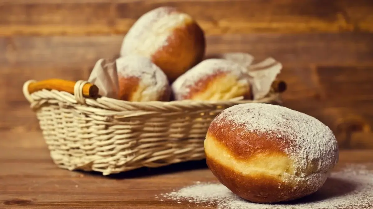 Pączki obsypane cukrem pudrem.