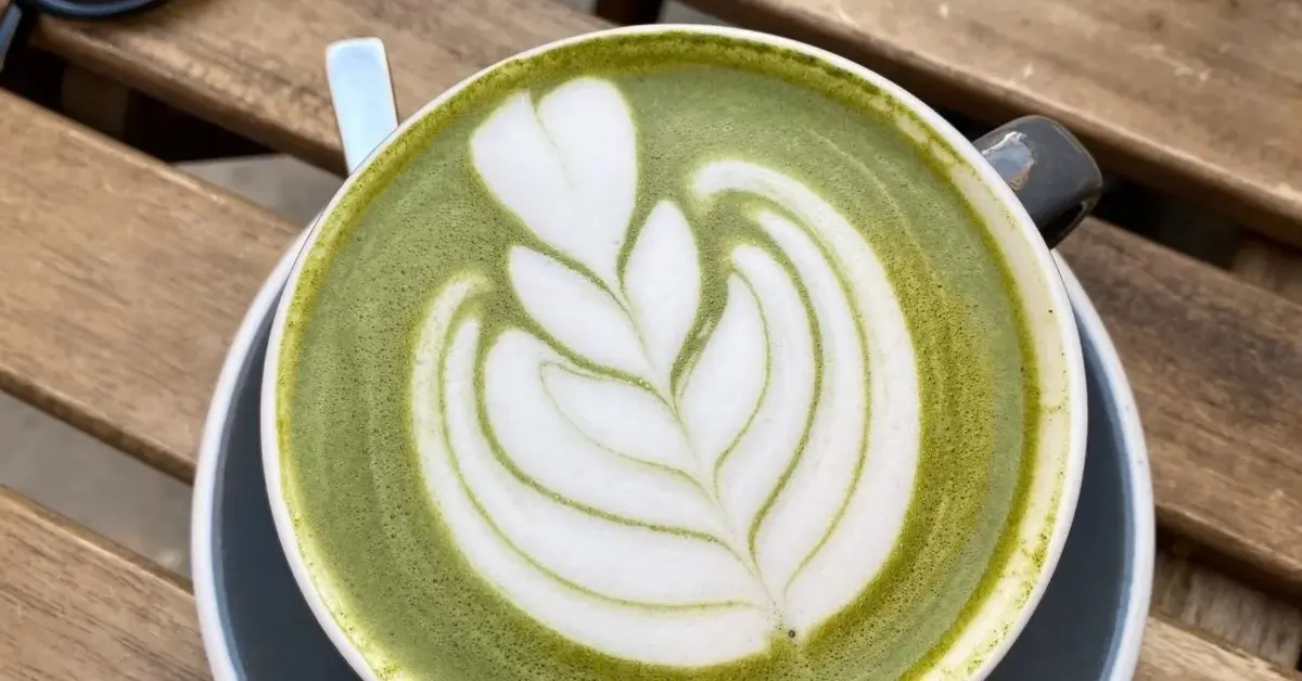 Matcha latte w filiżance