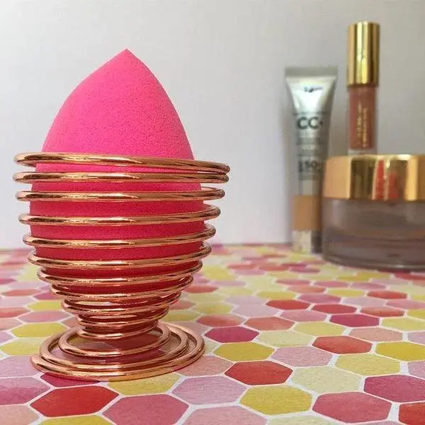 Jak wyczyścić beauty blender? Proste sposoby na wyczyszczenie gąbki do makijażu