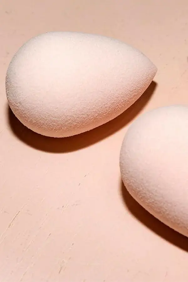 Jak wyczyścić beauty blender? Proste sposoby na wyczyszczenie gąbki do makijażu