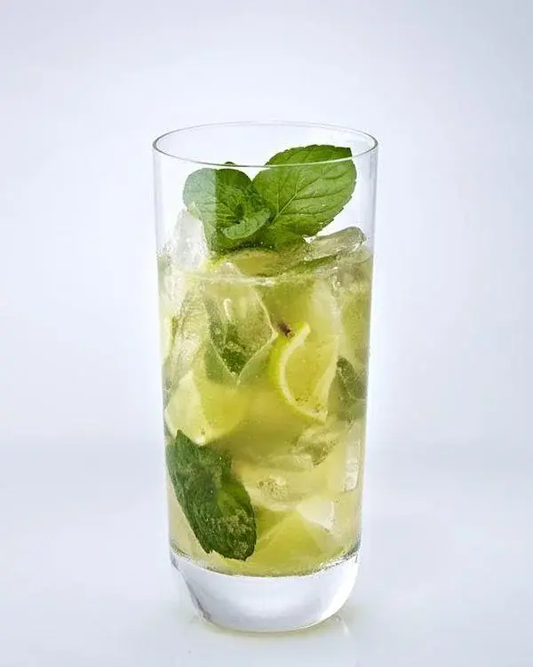 Bezalkoholowe mojito - przepis na orzeźwiający napój na bazie mięty