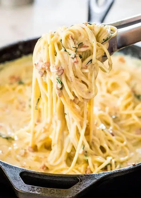 Spaghetti alla carbonara - przepis na szybkie i pyszne danie włoskie z makaronem