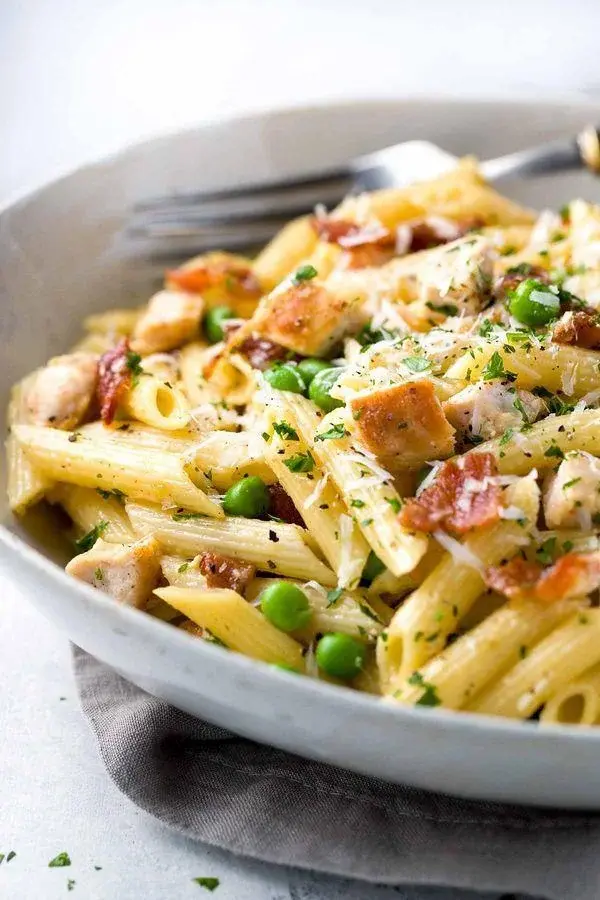 Spaghetti alla carbonara - przepis na szybkie i pyszne danie włoskie z makaronem