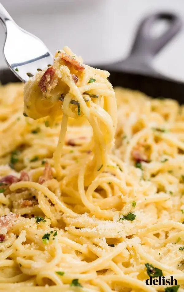 Spaghetti alla carbonara - przepis na szybkie i pyszne danie włoskie z makaronem