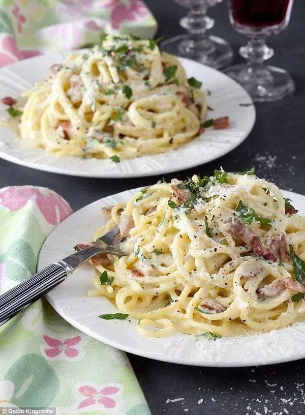 Spaghetti alla carbonara - przepis na szybkie i pyszne danie włoskie z makaronem