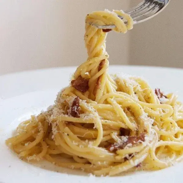 Spaghetti alla carbonara - przepis na szybkie i pyszne danie włoskie z makaronem