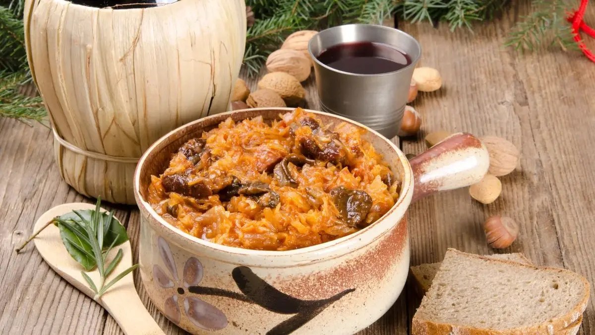 Aromatyczny bigos w miedzianym rondelku