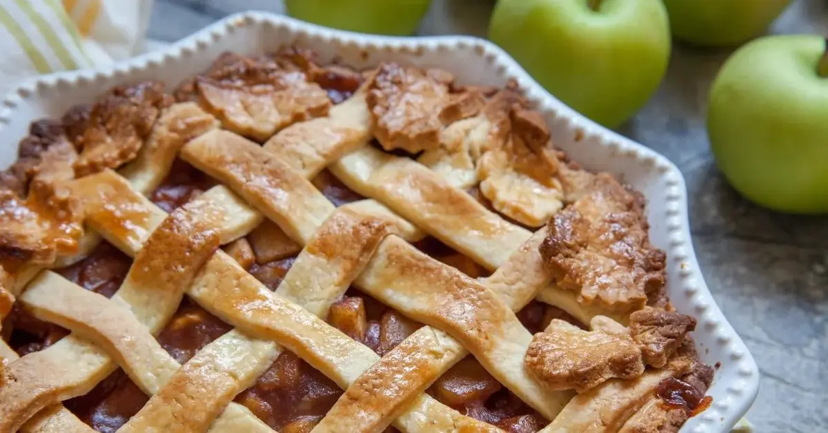 Kultowa amerykańska szarlotka z kratką, czyli apple pie w białej formie ceramicznej