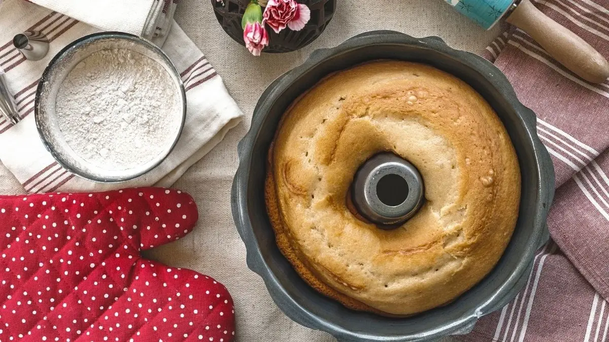 Wielkanocna babka tuż po wyjęciu z piekarnika w metalowej formie z kominkiem