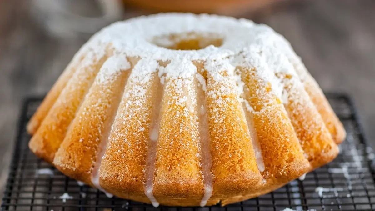 Babka wielkanocna posypana pudrem.