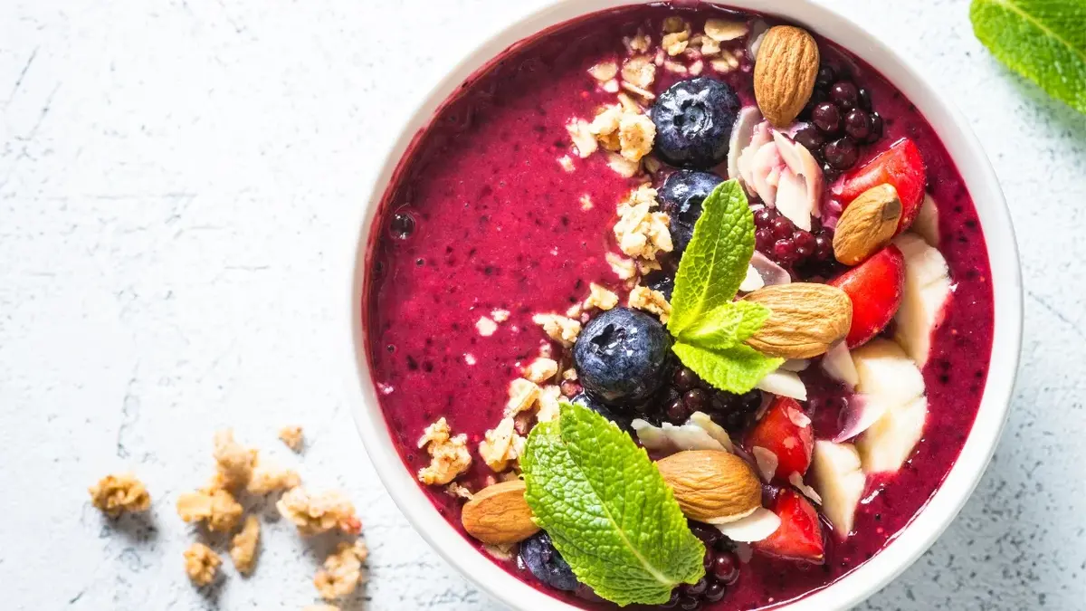 smoothie bowl z truskawkami borówkami migdałami