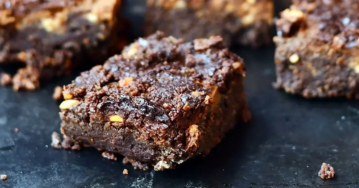 Główne zdjęcie - Ekspresowe brownie z masłem orzechowym. Zrobisz je bez pieczenia!