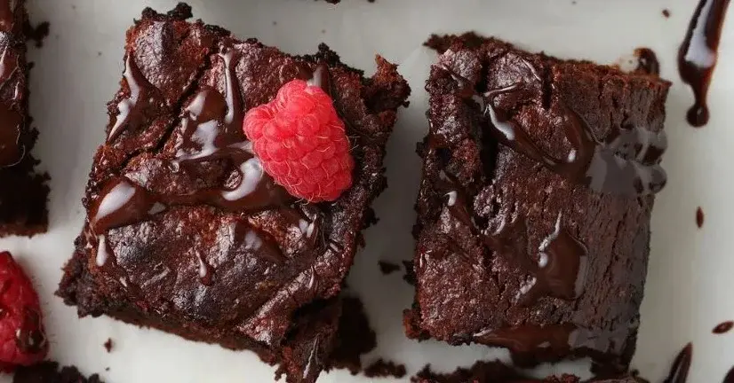 Główne zdjęcie - Obłędnie czekoladowe brownie z malinami. Oto przepis bez pieczenia