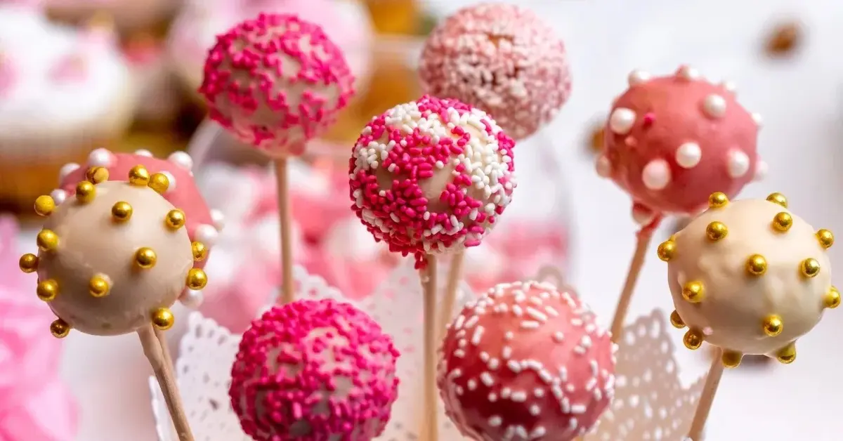 cake pops lizaki z ciasta z polewą w różnych kolorach i z posypkami