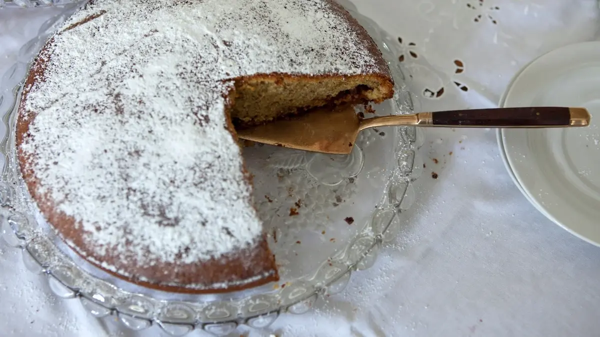 ciasto drożdżowe z cukrem pudrem na talerzu