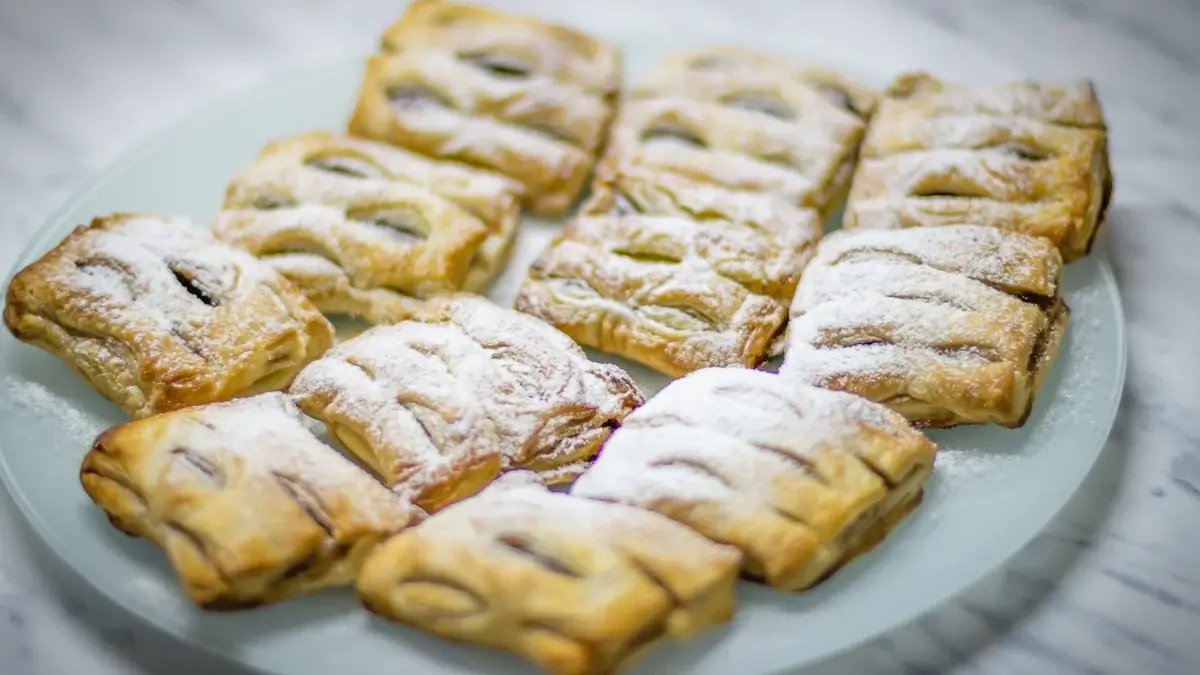 ciasto francuskie ciasteczka nacinane posypane cukrem pudrem