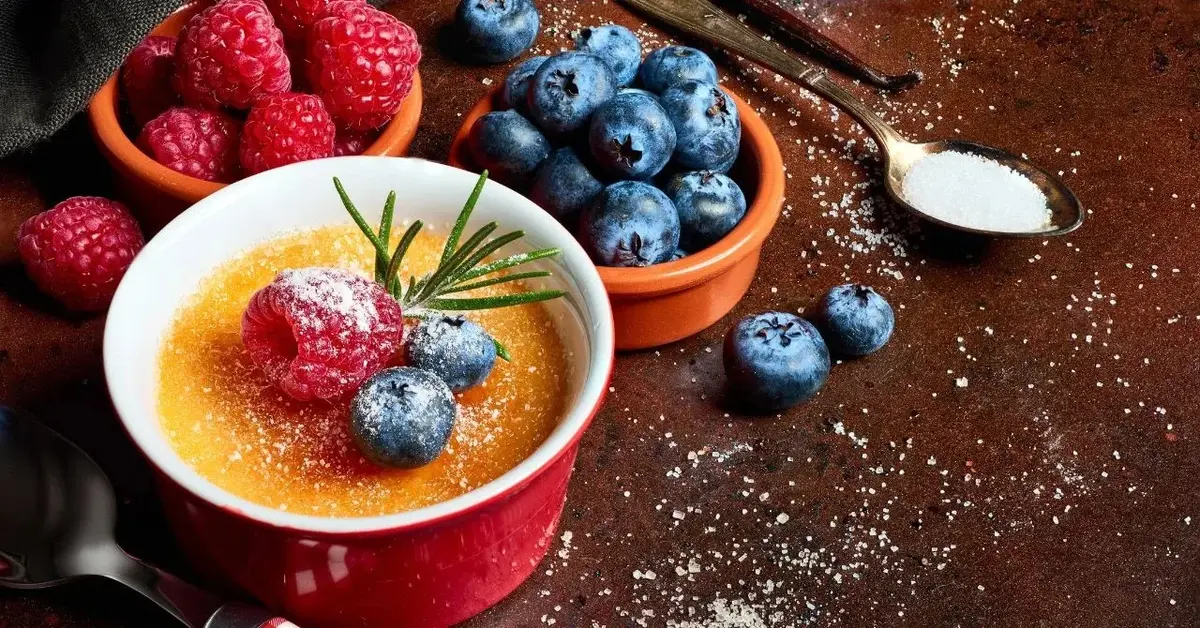 Główne zdjęcie - Francuski deser creme brulee. Zrobisz go zaledwie z 4 składników!