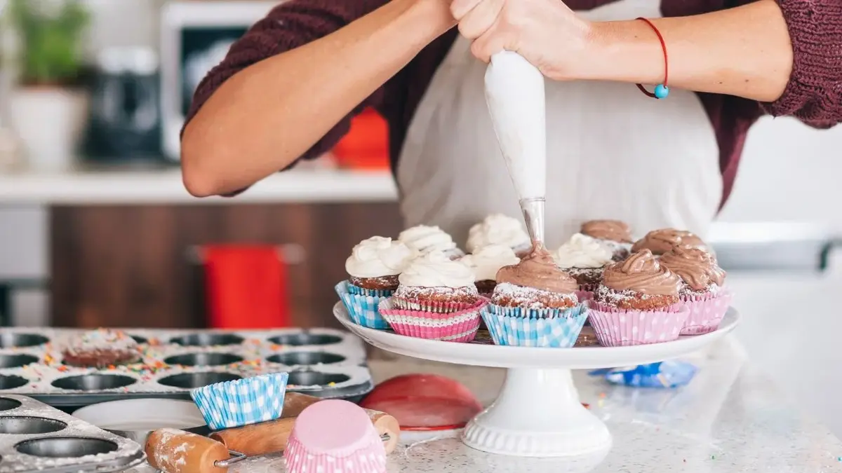 Dekorowanie muffinek kremem za pomocą rękawa cukierniczego