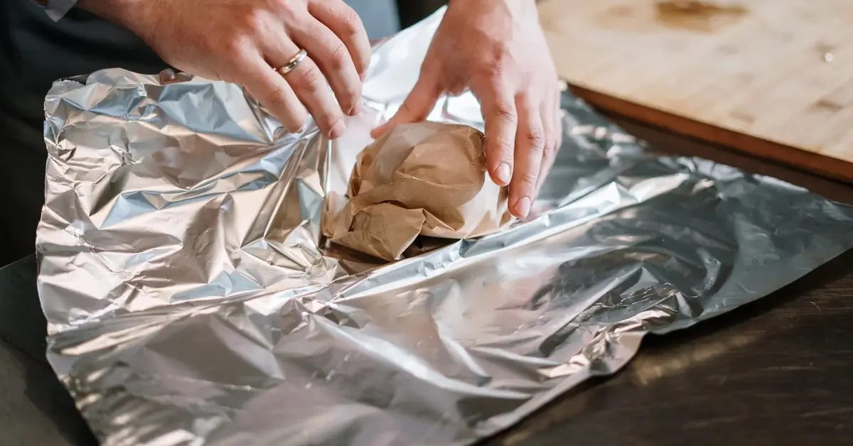 Zawijanie pakunku w folię aluminiową