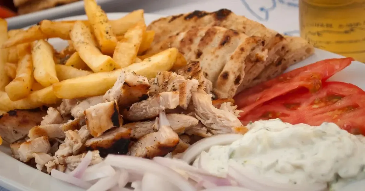 gyros z frytkami pomidor sos cebula chlebek