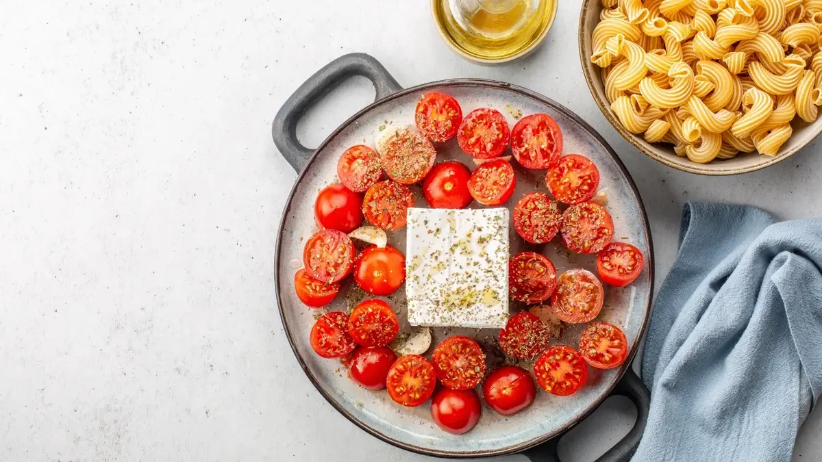 Pieczona feta z pomidorkami na półmisku do zapiekania 