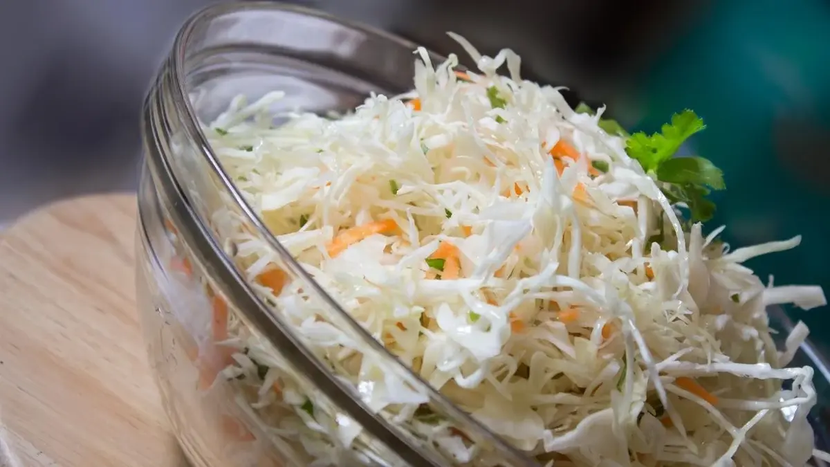 Poszatkowana kapusta do surówki Coleslaw.