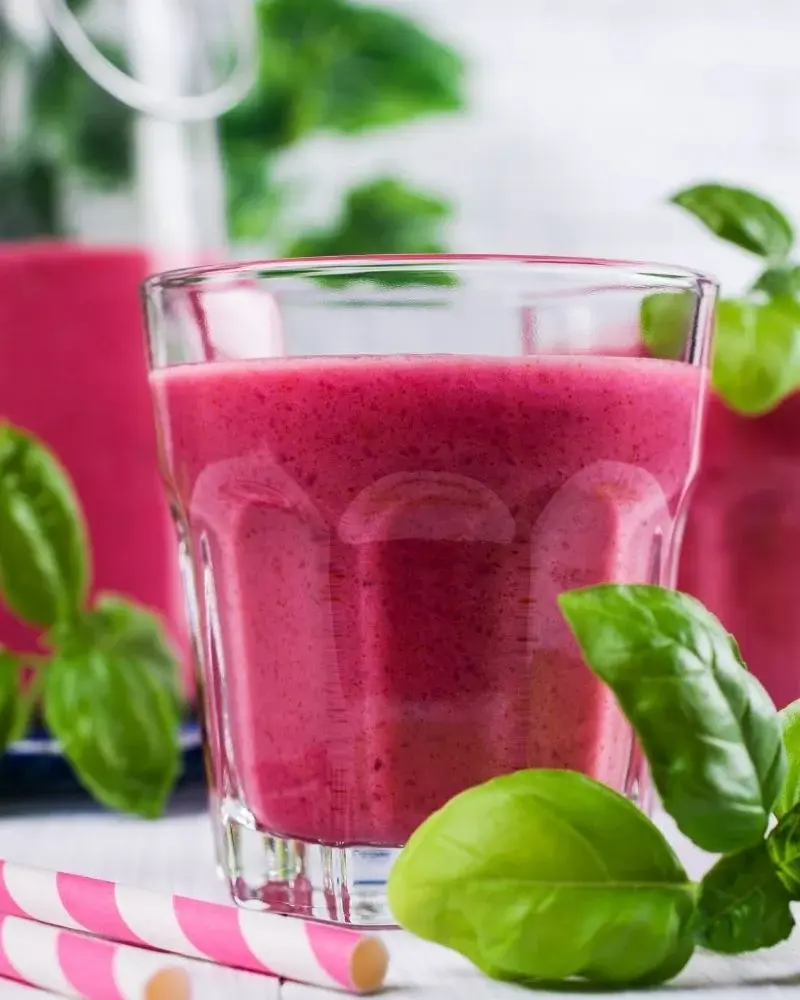 Smoothie z soku z kiszonych buraków, jabłka i kefiry z szklankach