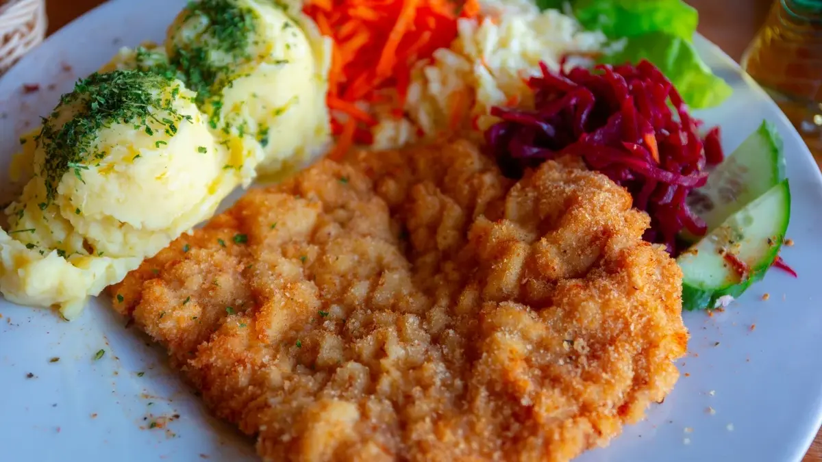 Kotlet schabowy na talerzu.