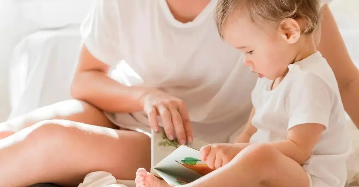 Mama czyta książeczkę małemu dziecku.