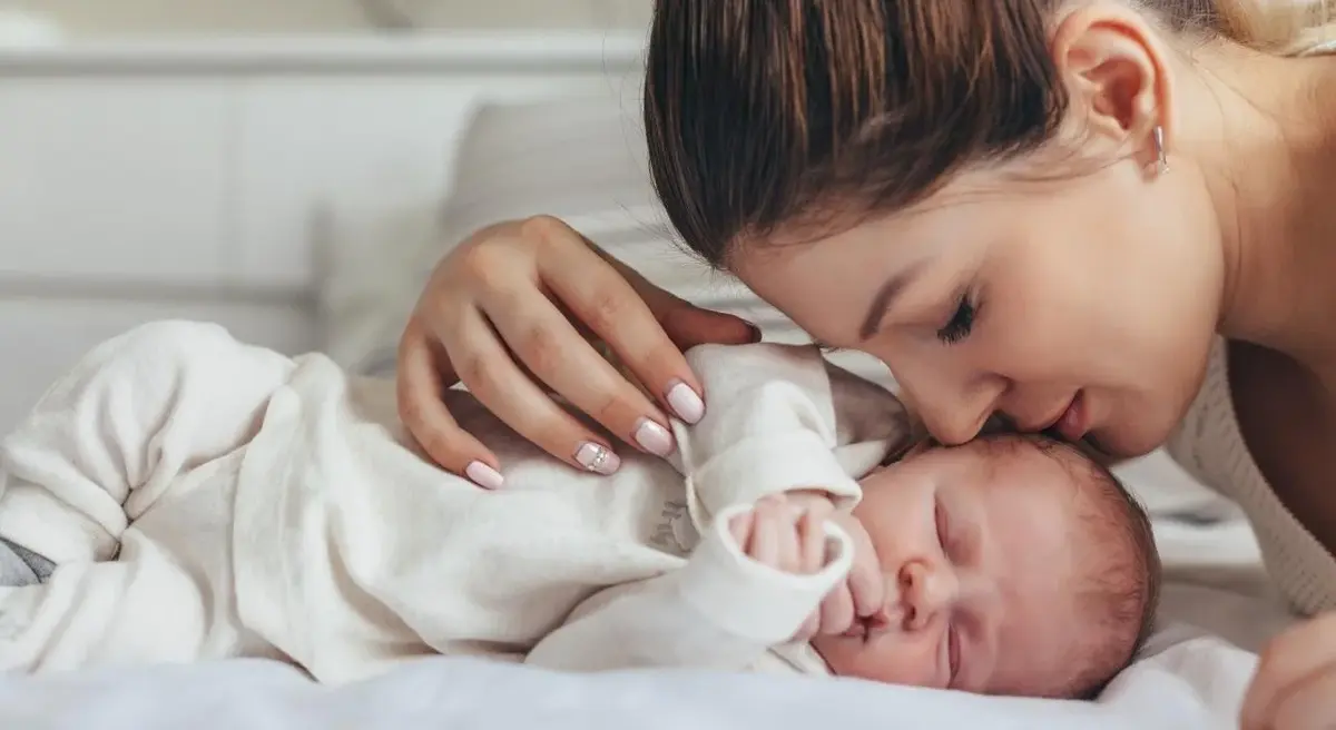 Świeżo upieczona mama w Dniu Matki z noworodkiem.