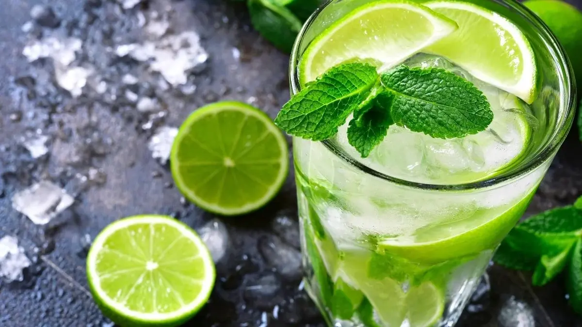 Mojito, obok leży limonka