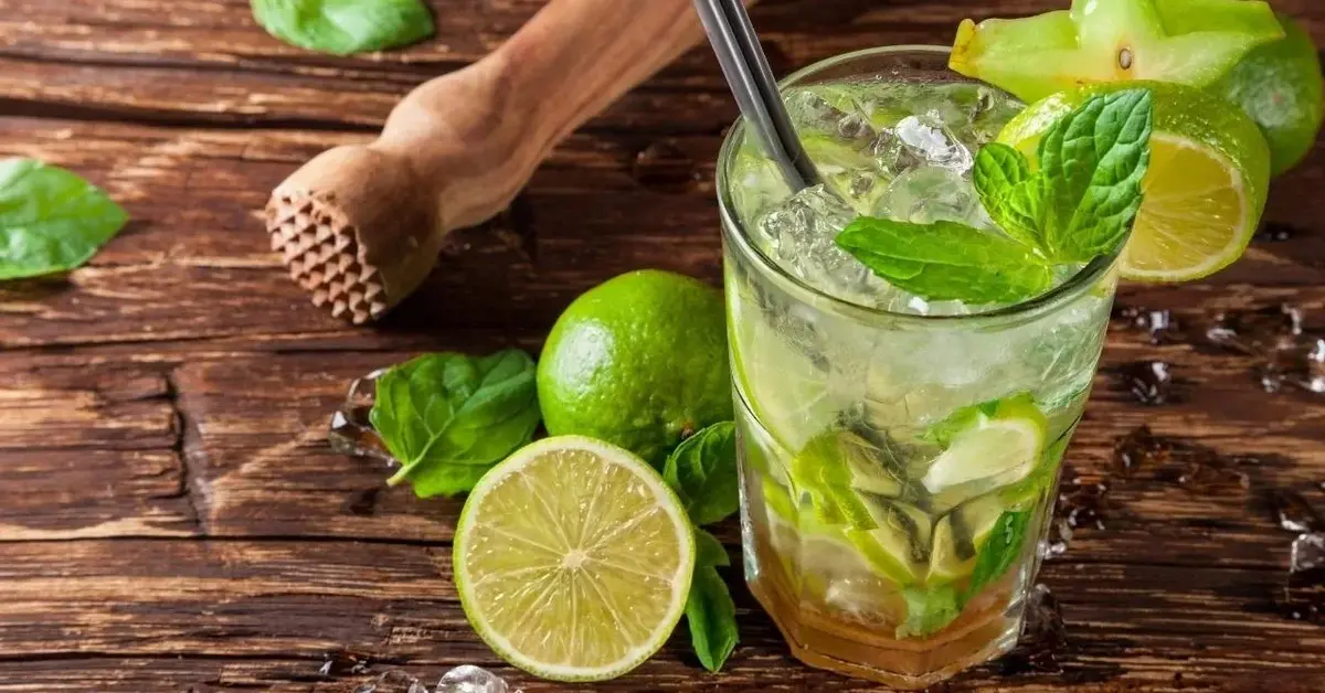 Mojito z lodem, limonką i miętą.