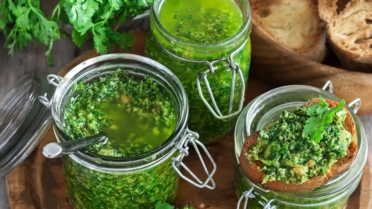 pesto z natki pietruszki w słoikach z tyłu pieczywo