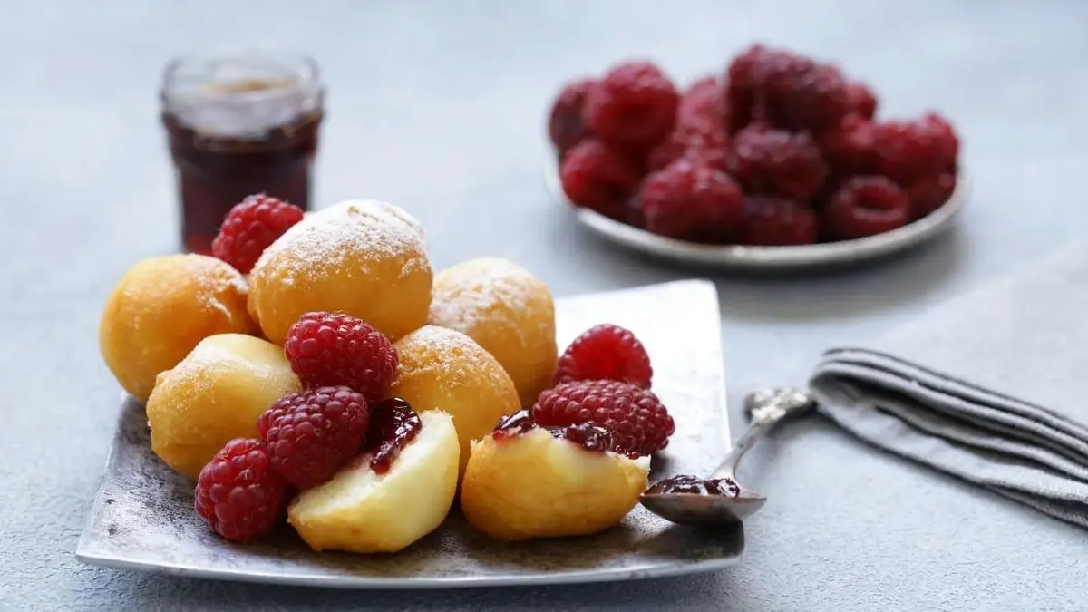 pączki serowe z malinami i konfiturą