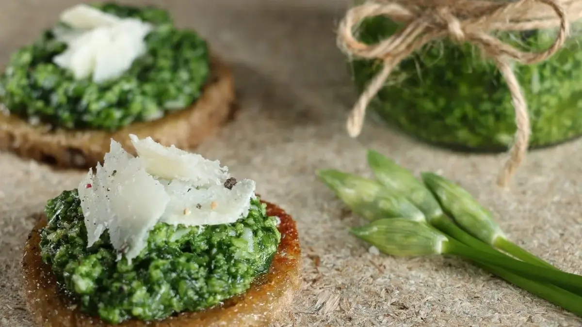 Grzanki podane z pesto z czosnku niedźwiedziego i wiórkami sera dojrzewającego