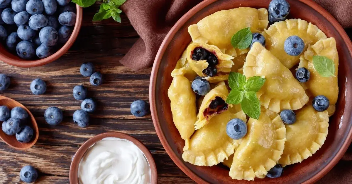 Główne zdjęcie - Smak lata na talerzu: oto przepis na pyszne i aromatyczne pierogi z jagodami