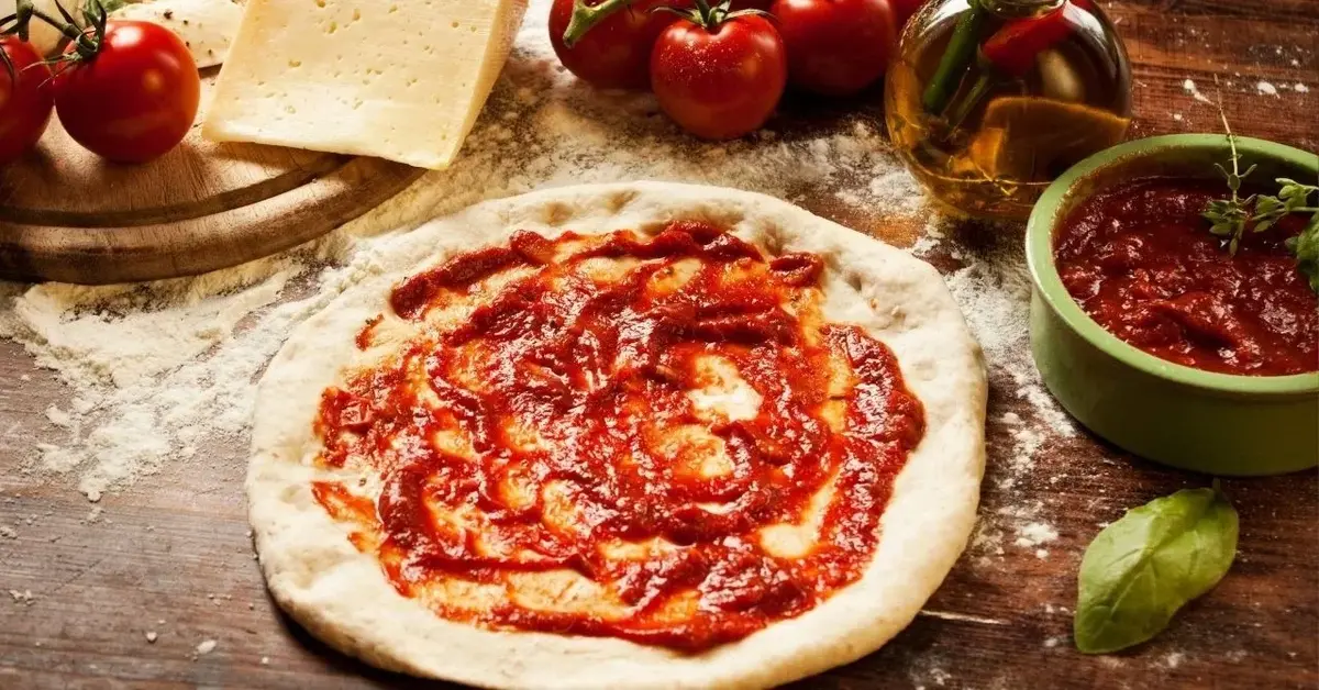 Pizza z sosem pomidorowym, przed nałożeniem dodatków