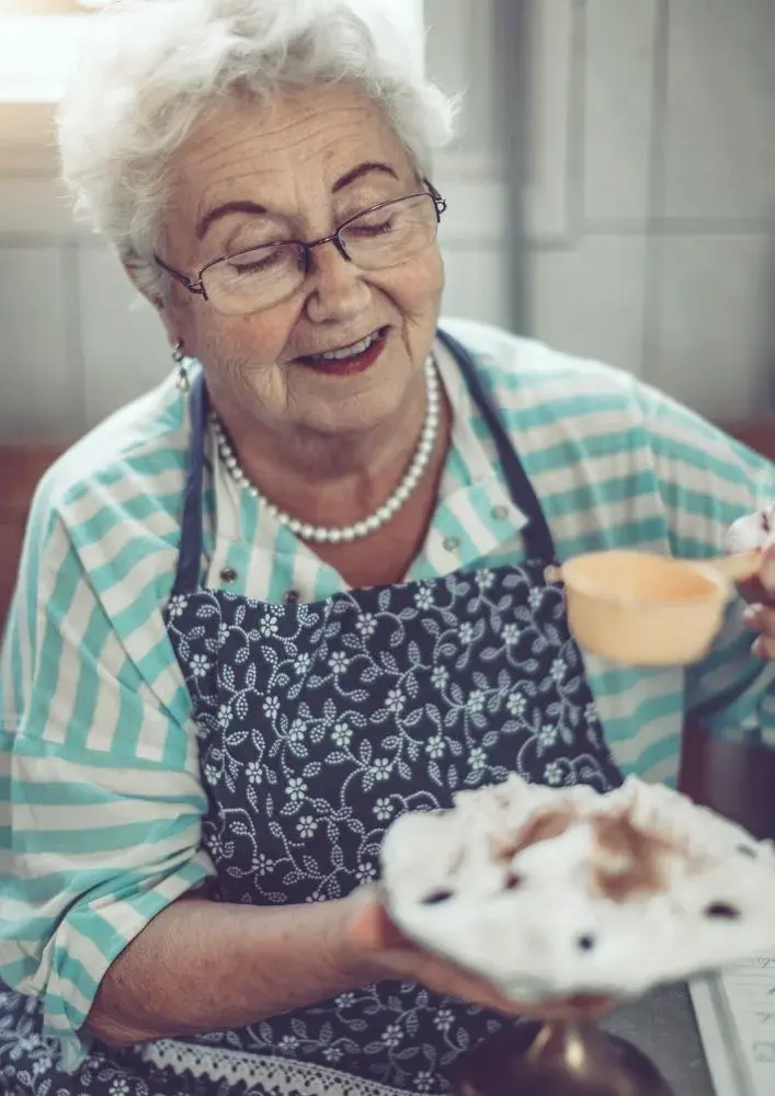 Babcia radośnie przygotowała potrawę według przepisu babci