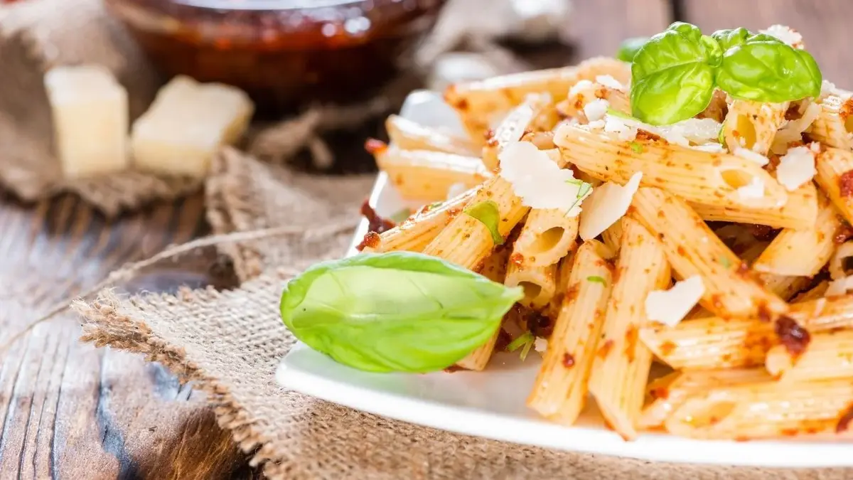 penne z orzechowym pesto na białym talerzu