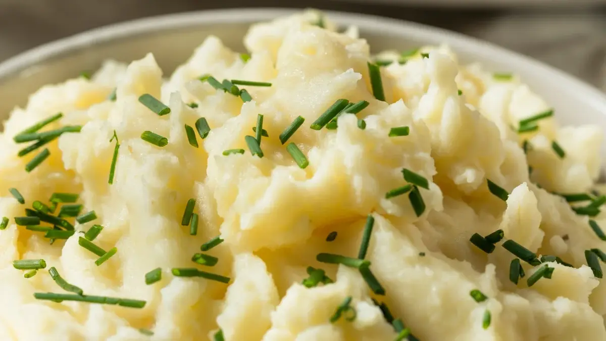 Puree z gotowanych ziemniaków posypane posiekanym szczypiorkiem.