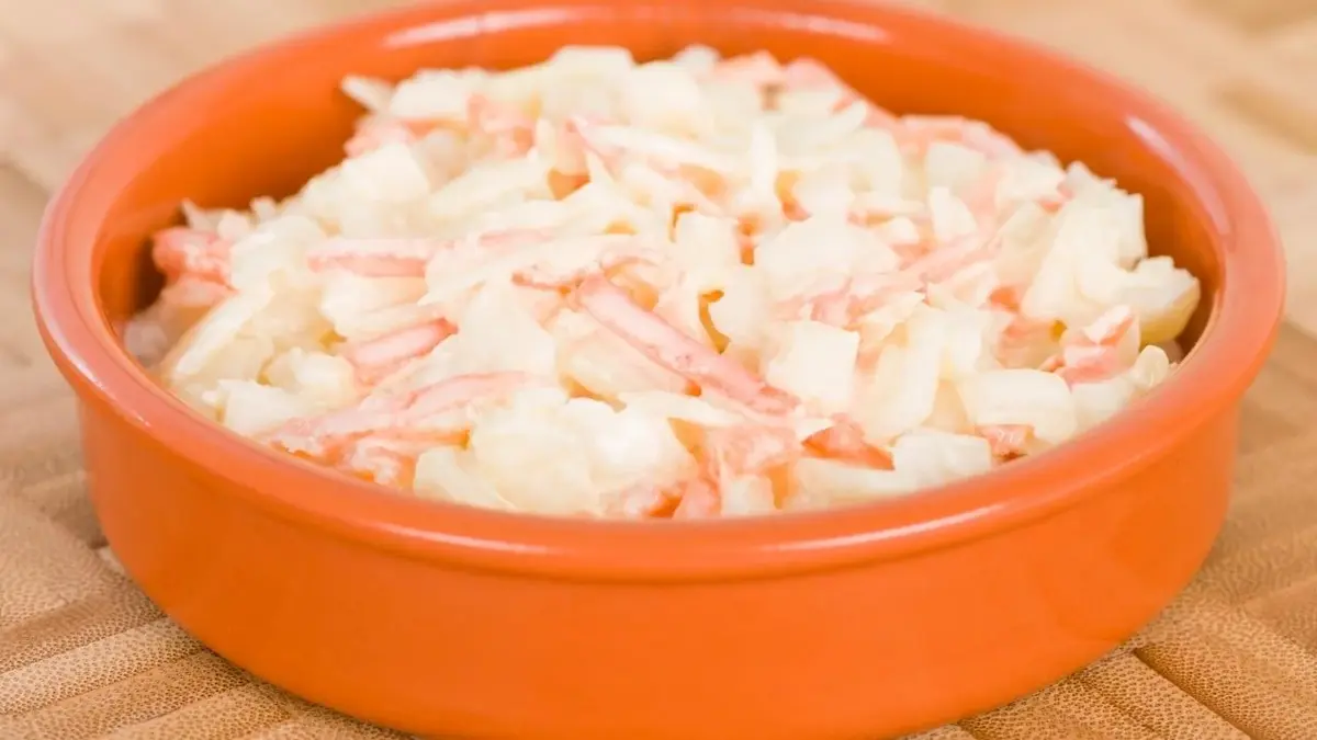 Surówka Coleslaw w pomarańczowej miseczce.