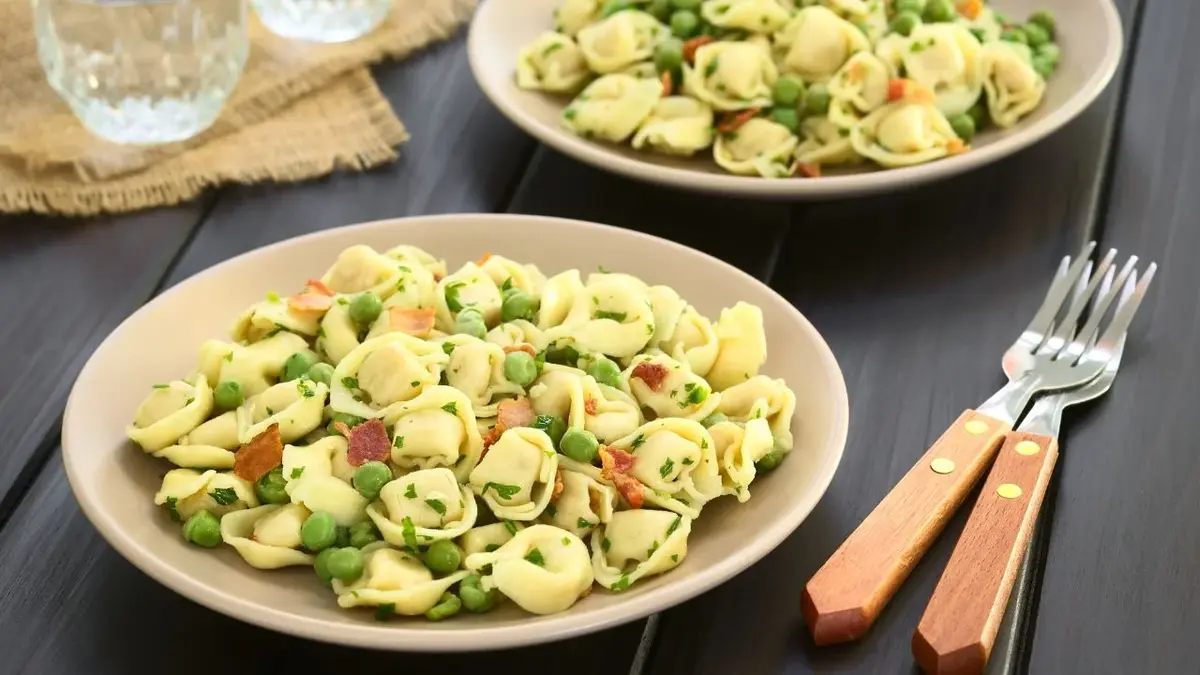 Tortellini z brokułami i sosem serowym