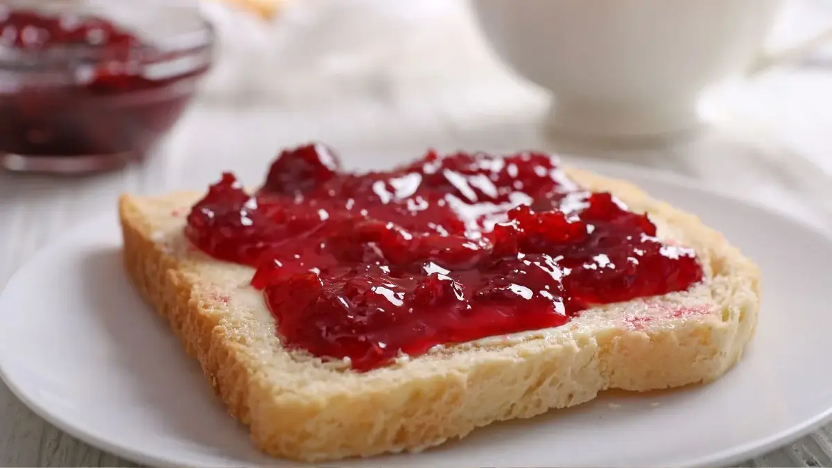 Tost z dżemem z pomidorów - pomysł na oryginalne śniadanie