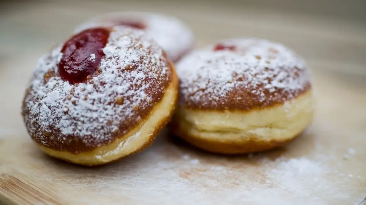 drożdżowe pączki z marmoladą posypane cukrem pudrem